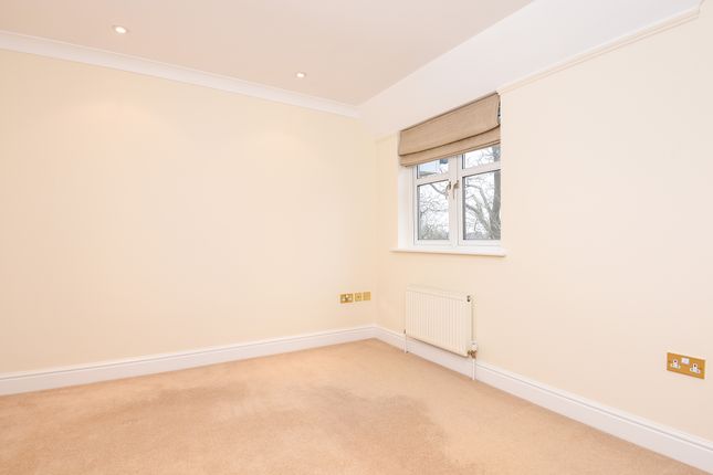 Flat 6, Hamilton Place, 50, Old Woking Road, West Byfleet photo 3