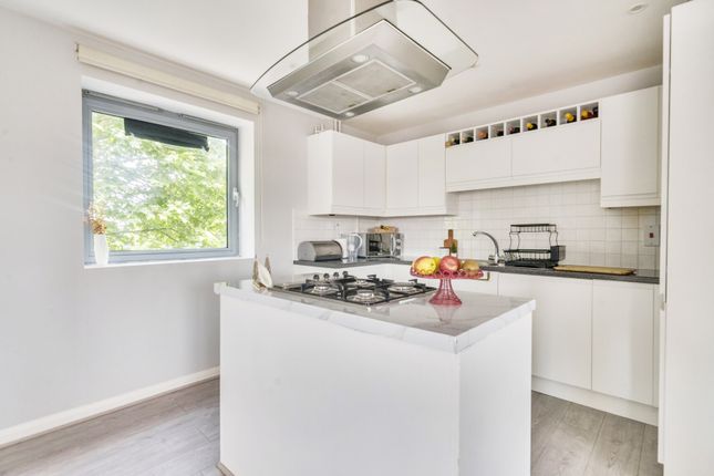 Flat 12, Spa House, 303, Streatham High Road, London photo 4