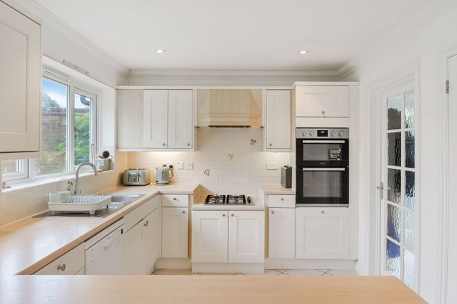 73, Lincolns Mead, Lingfield photo 4