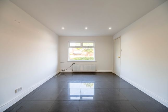 21, Torvill Drive, Nottingham photo 3