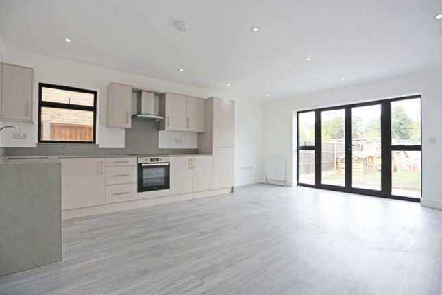 12b, Edmund Road, Rainham photo 2