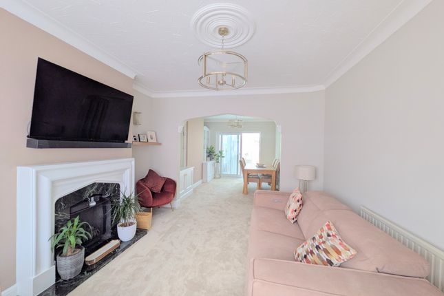 24, WOODLANDS AVENUE, CHADWELL HEATH photo 3