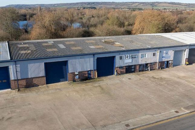 Warehouse to let in Unit E4, Larkfield Trading Estate, New Hythe Lane, Larkfield, Aylesford, Kent