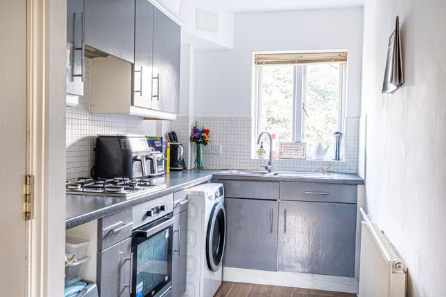 4 Greenly Court Denning Mead, Andover photo 3