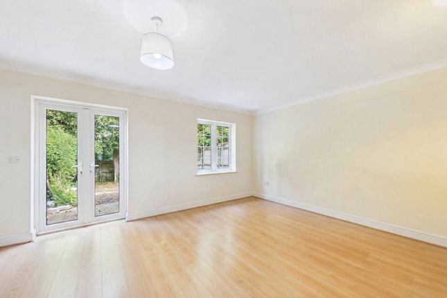 11, Beechfield Place, Maidenhead photo 3