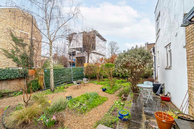 Flat for sale in Queens Drive, London