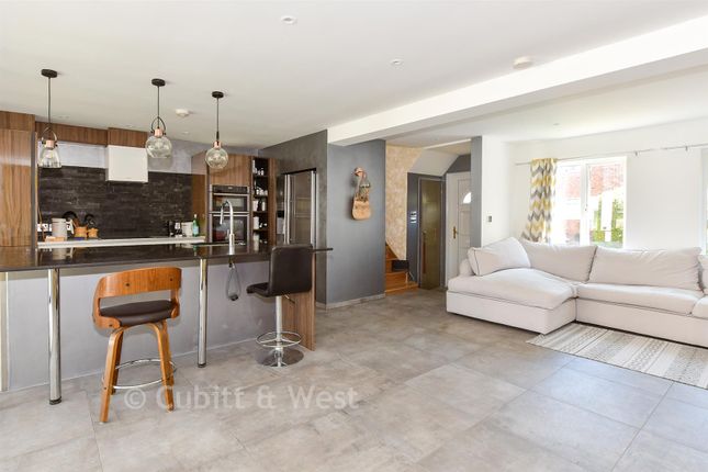 11, The Spinney, Pulborough photo 3