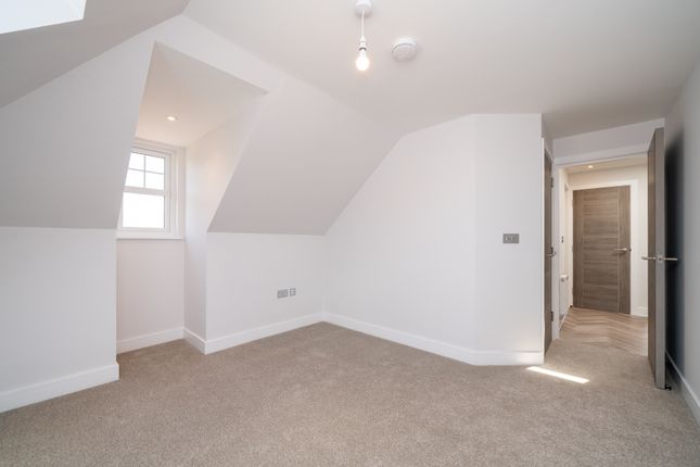 Flat for sale in London Road, Aston Clinton, Aylesbury