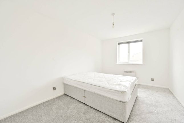 Flat to rent in Armoury Road, Deptford, London