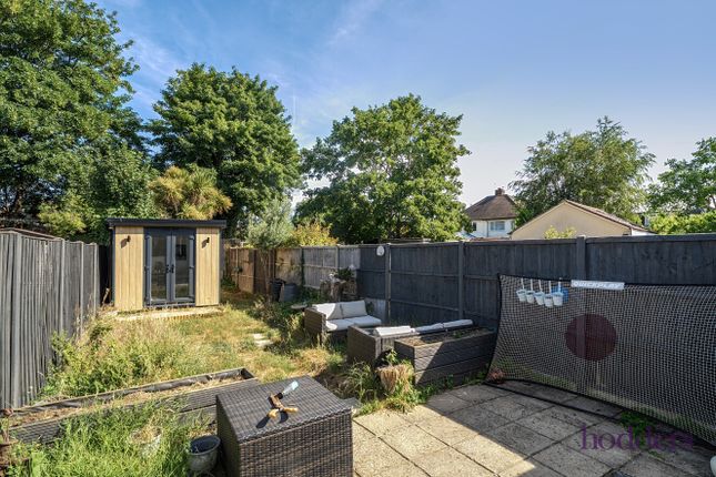 4, Bramley Close, Chertsey photo 4