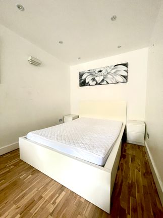 Room to rent in Telegraph Place, London