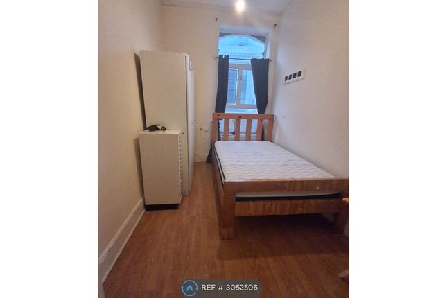 Flat C, Upper Tooting Road, London photo 4