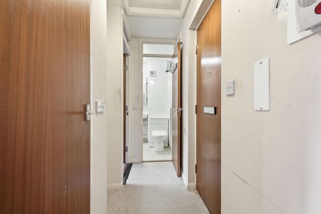Flat 42, Cobbins Bank, Waltham Abbey photo 4