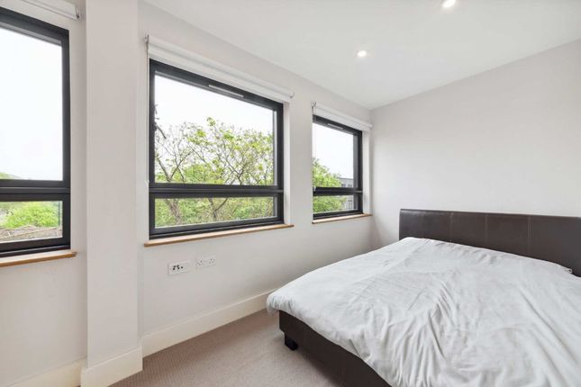 Flat to rent in High Street, Feltham
