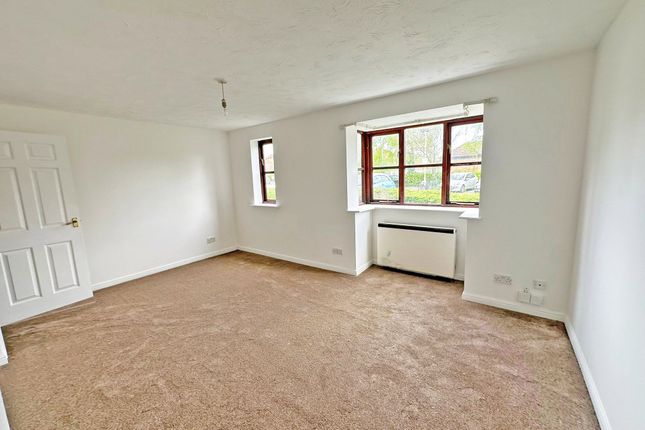 Flat to rent in Redwood Grove, Bedford