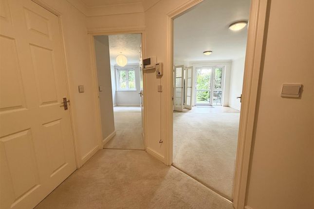 7, Maxime Court, Swansea photo 3