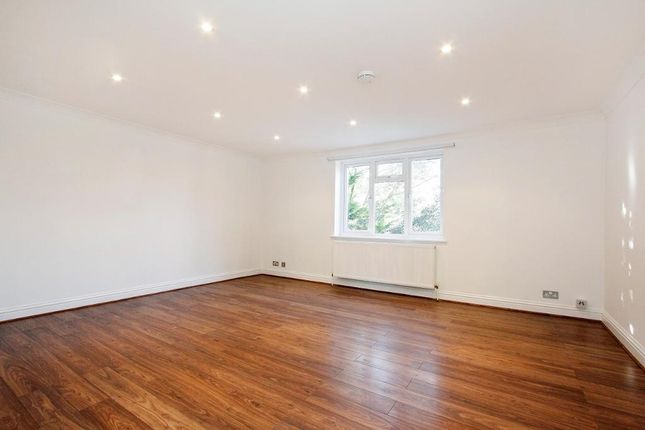 2 bed flat to rent in 59 Southbourne Crescent, Hendon, London NW4