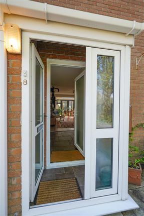 8, Lynton Court, Swansea photo 2