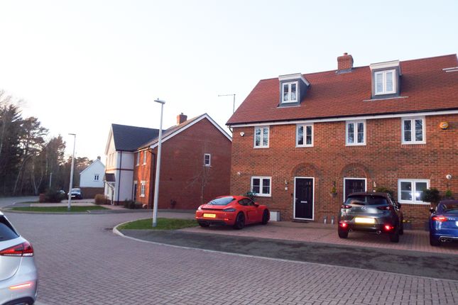 Thumbnail Town house to rent in Dasher Close, Crowthorne