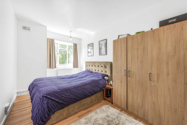 34 Rollo Court, Strasburg Road, London photo 3