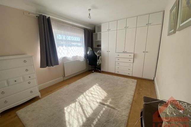 Room to rent in Calleydown, Crescent, New Addignton