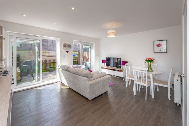 Thumbnail Flat for sale in Chipstead Valley Road, Coulsdon