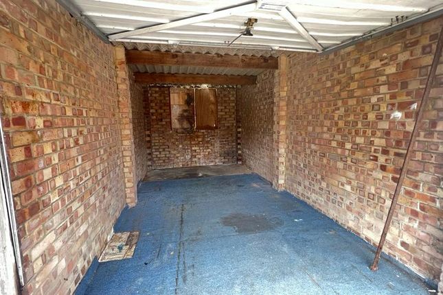 Parking/garage for sale in Cloisters Road, Luton
