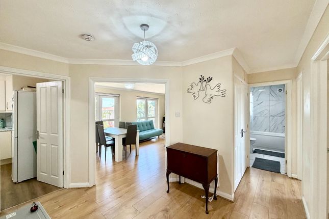 Priory Court, 169,6, Sparrows Herne, Bushey photo 4