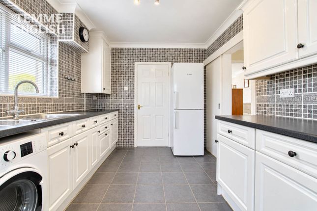 7 Burns Avenue, Basildon photo 3