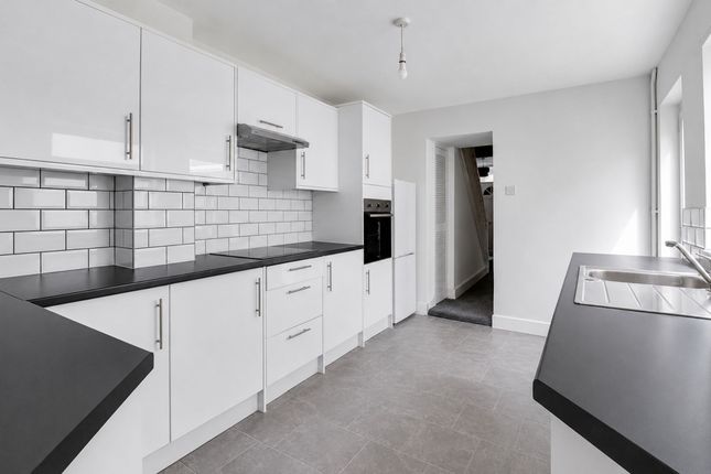 99 Crescent Road, London photo 2