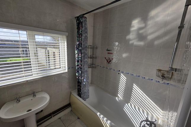 2, Llandafen Road, Llanelli photo 5