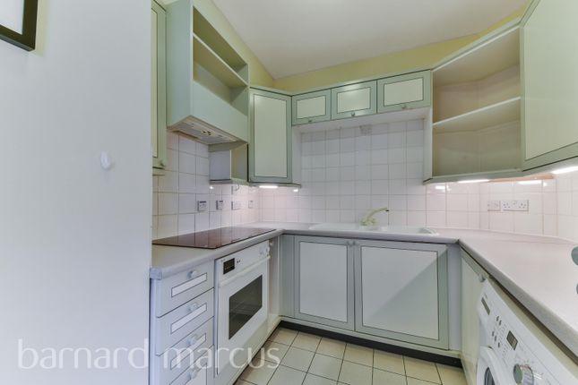 Flat to rent in Charing Cross Road, Covent Garden, London