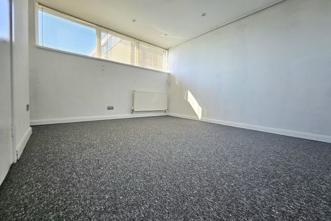 32a Sundon Park Parade, Luton photo 4