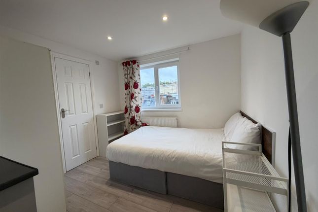 4c, 40, Hogarth Road, London photo 2