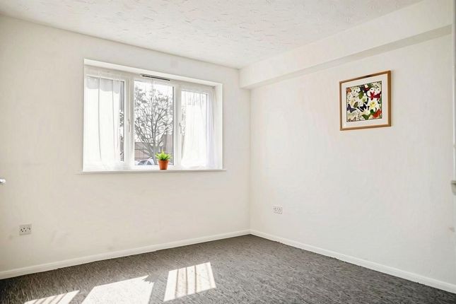 Tolpits Lane, Watford photo 4