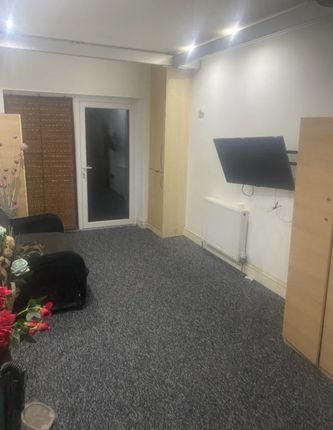 Thumbnail Flat to rent in Lynford Gardens, Ilford, Essex