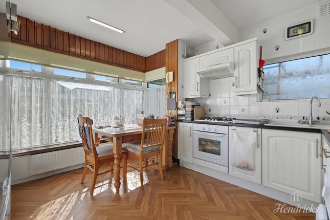 235, Woodside, Leigh-on-sea photo 4