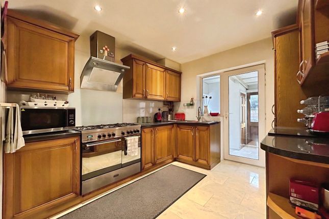 19, Spring Avenue, Surrey photo 2