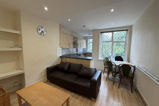 70B, Greyhound Hill, London photo 3