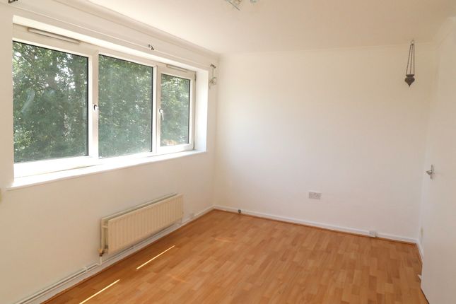 65, Heron Court, Bromley photo 3