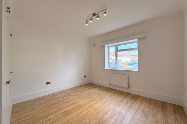 Flat 2, Grosvenor Court Hale Lane, London photo 3