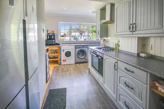 19, New Farthingdale, Lingfield photo 3