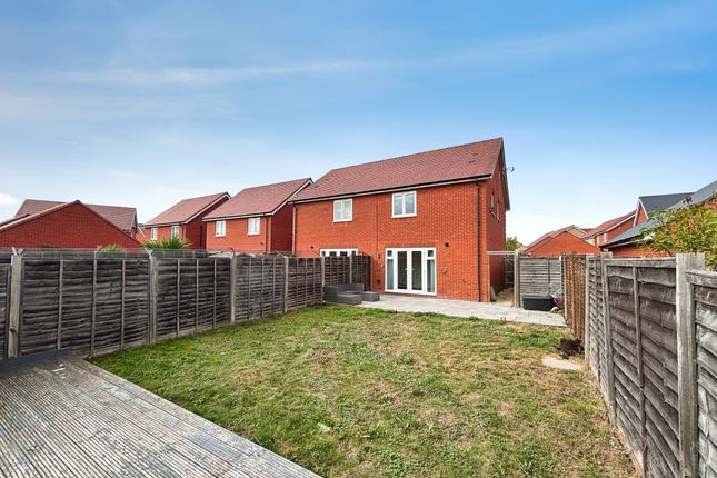 8, Lee Close, Halstead photo 4