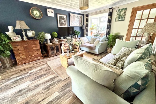 6, Laburnum Way, Somerset photo 3