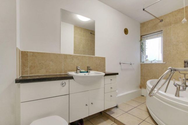 17 Enfield Close, Uxbridge photo 3