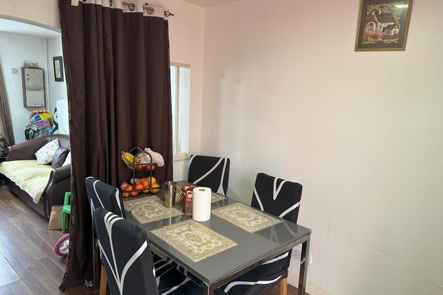 2, Heathlands Way, Hounslow photo 4