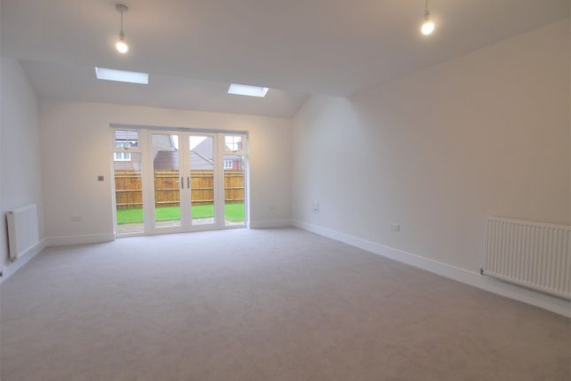 9, Dereham Way, Horsham photo 5