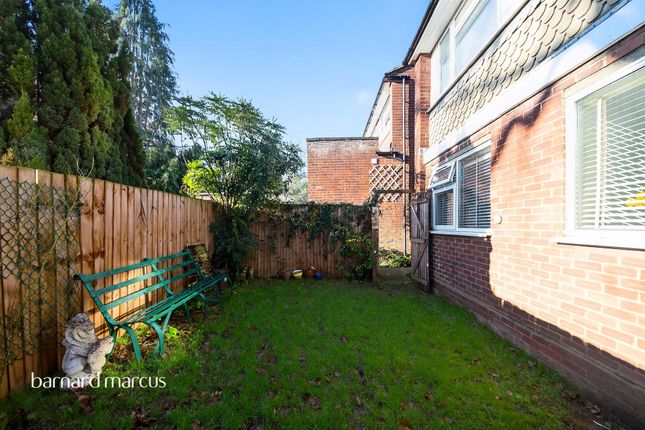 12, Howard Close, London photo 4