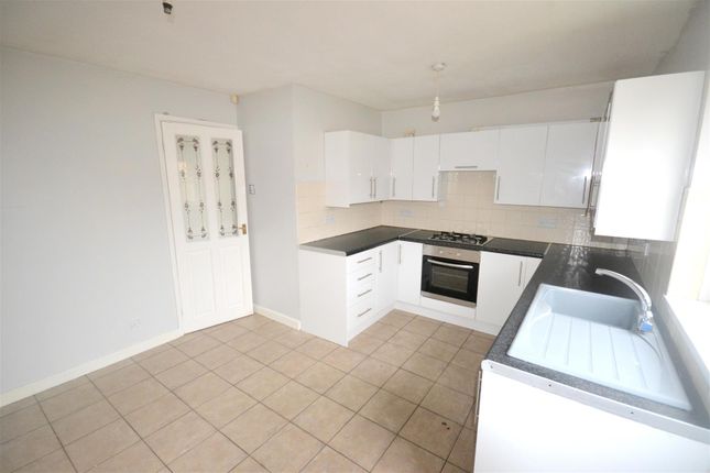 285 Hedley Close Kitchen.Jpg