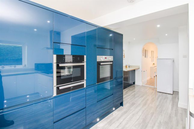 5, Thornbury Park, Wakefield photo 4